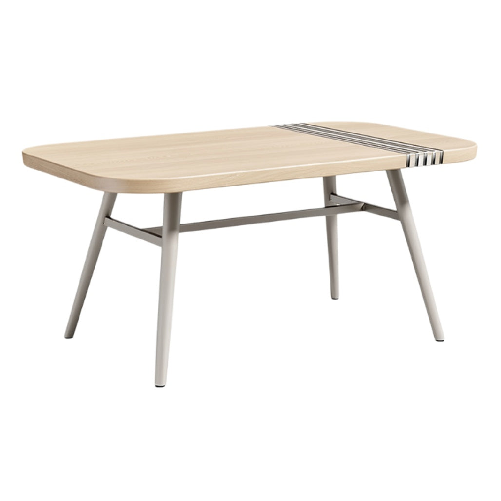 Moderne houten eettafel met metalen poten